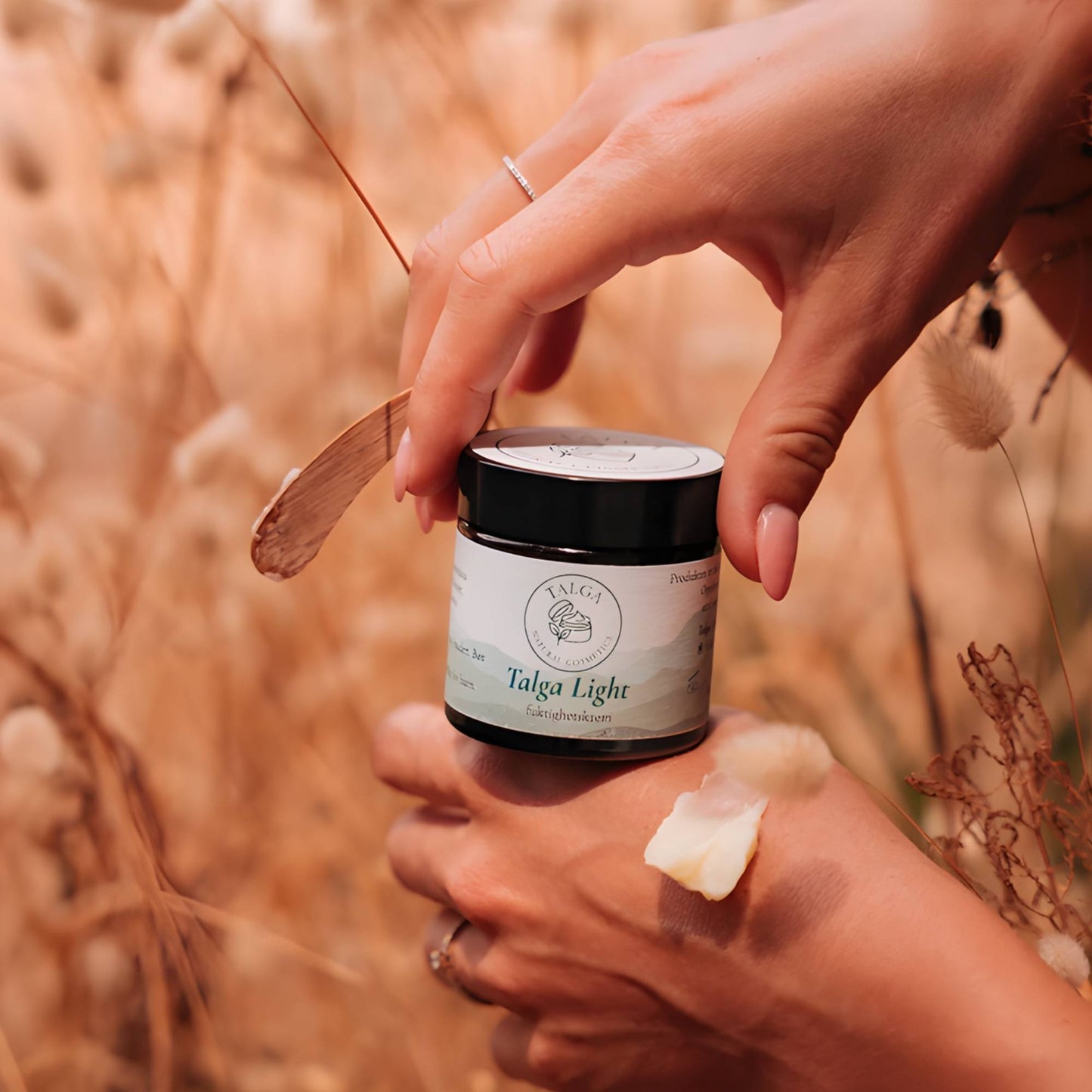 Håndlaget, parfymefri ansiktskrem med gressforet talg i naturlige omgivelser. Balanserende hudpleie fra Lofoten.