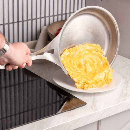 Solidteknics nikkelfrie stekepanne med omelett som slipper lett – naturlig non-stick uten belegg eller skadelige stoffer.