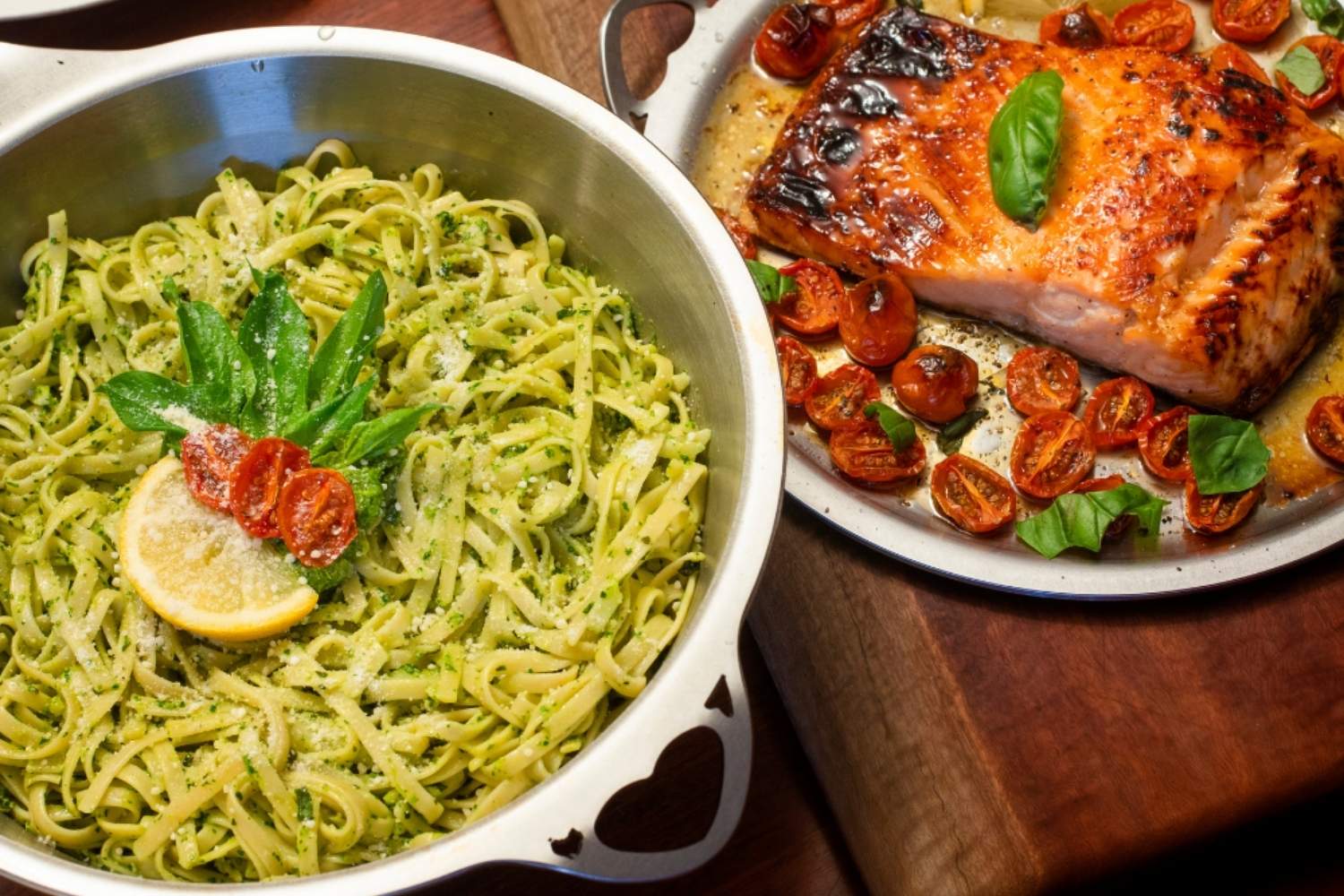 Pasta i nikkelfri rustfri gryte servert med laks og ovnsbakte tomater