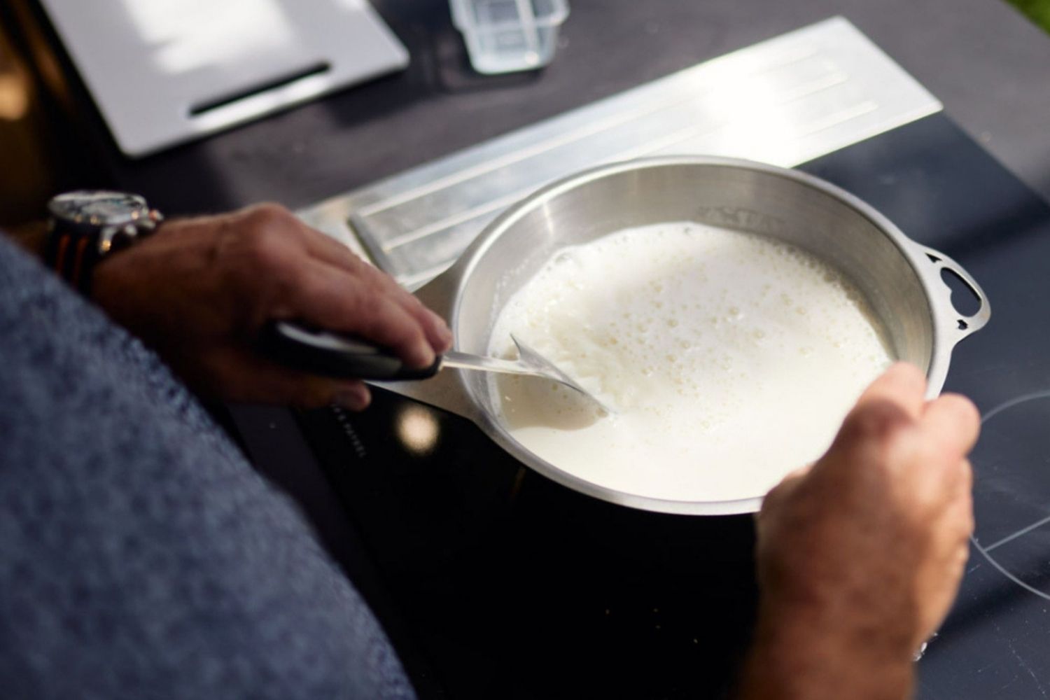 Melk som varmes i nikkelfri rustfri kjele på induksjonstopp