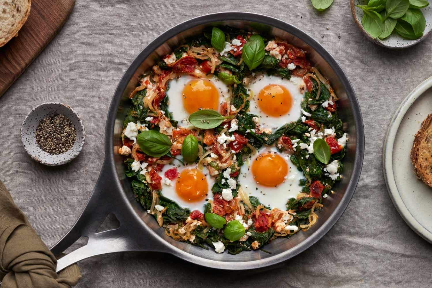 Egg stekt i nikkelfri rustfri stekepanne med spinat og tomat