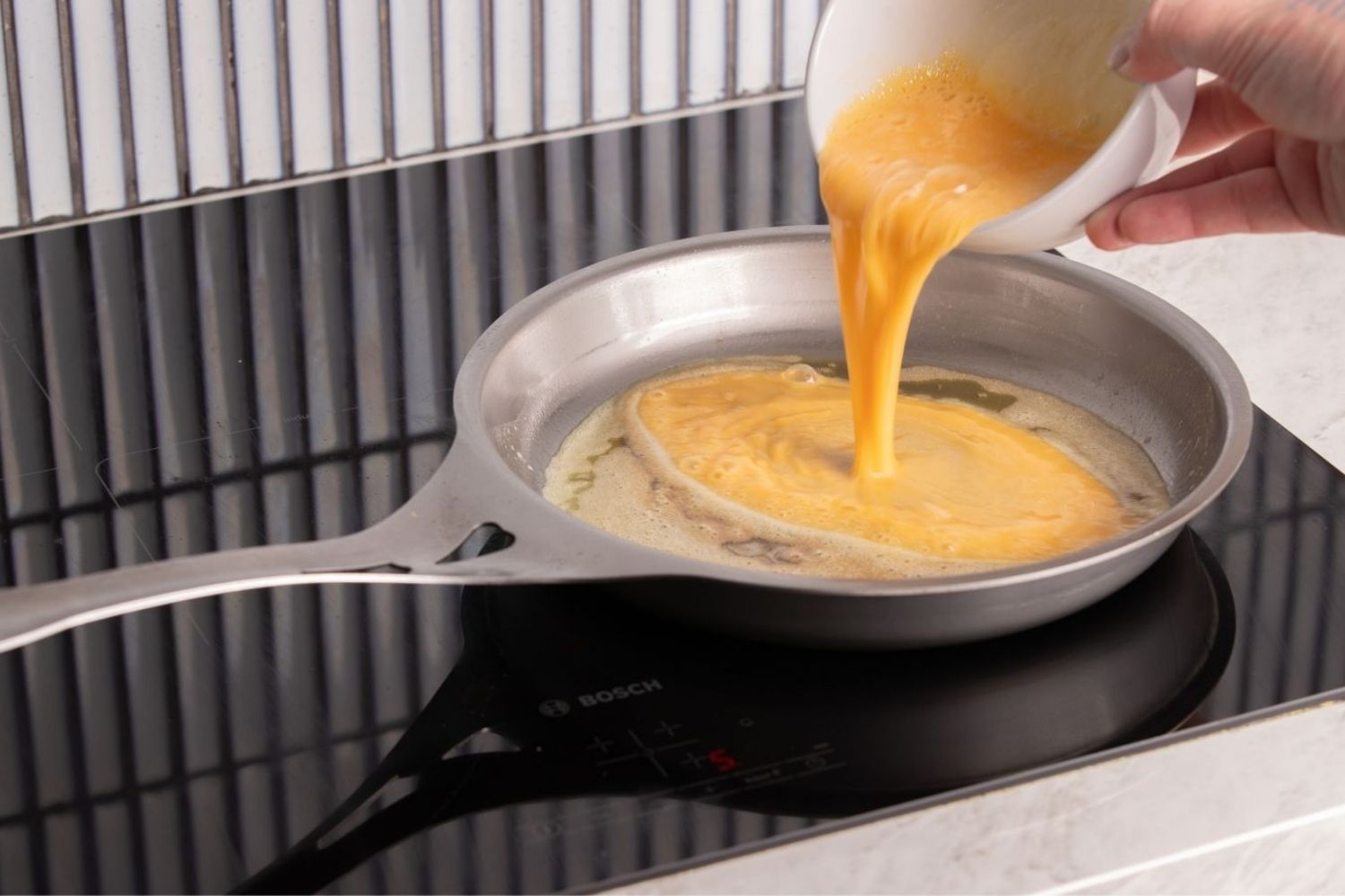 Egg som stekes i nikkelfri rustfri stekepanne på induksjonstopp