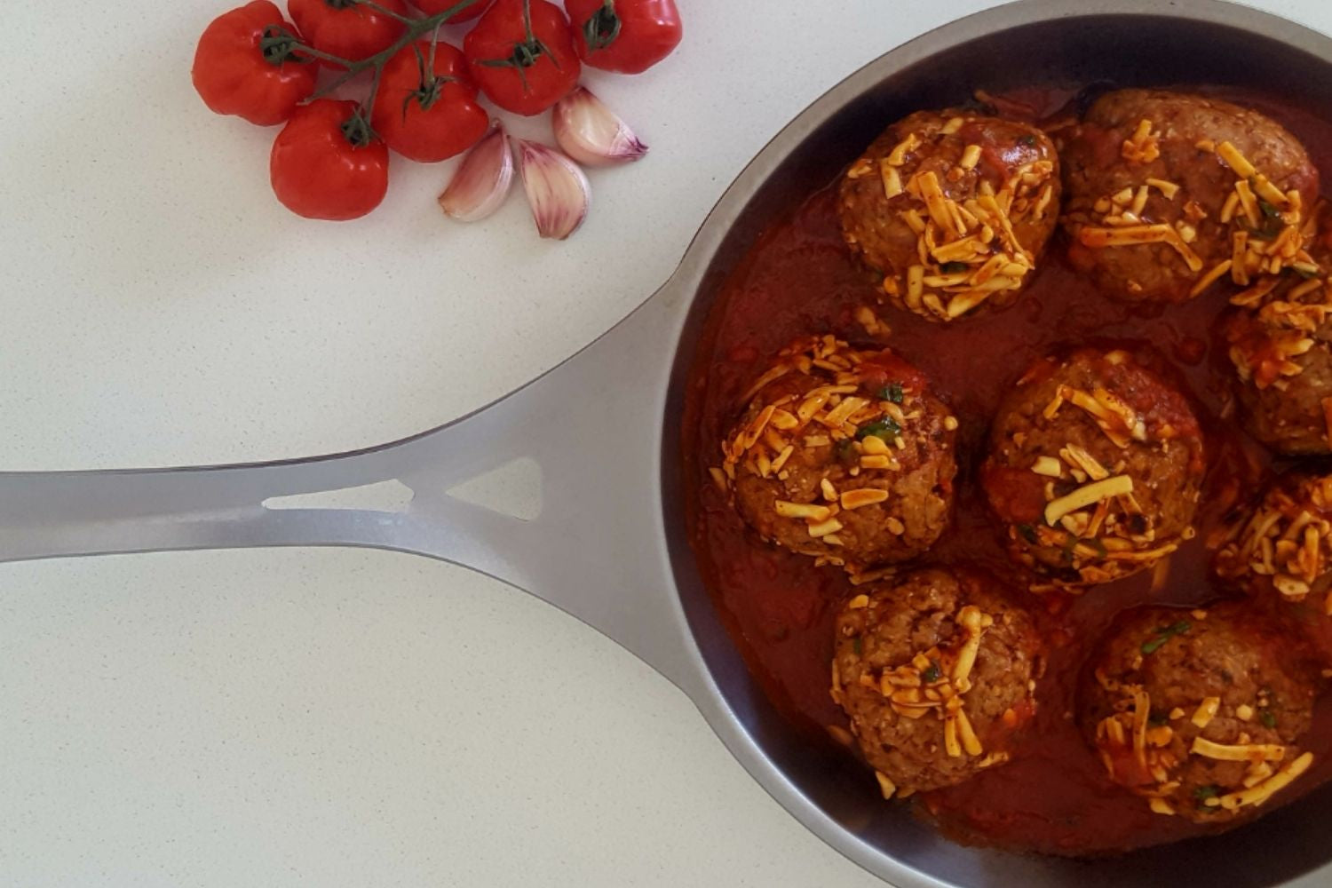 Kjøttboller i tomatsaus stekt i nikkelfri rustfri stekepanne av ferrittisk rustfritt stål