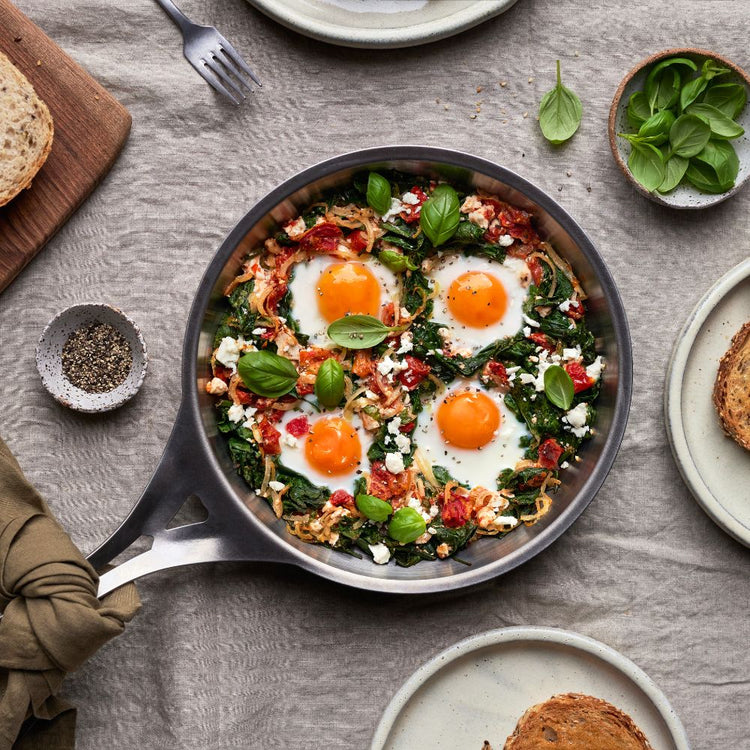 Nöni nikkelfri stekepanne i rustfritt stål fylt med sunn mat som grønnsaker og fisk, ideell for trygg og giftfri matlaging uten belegg eller kjemikalier.