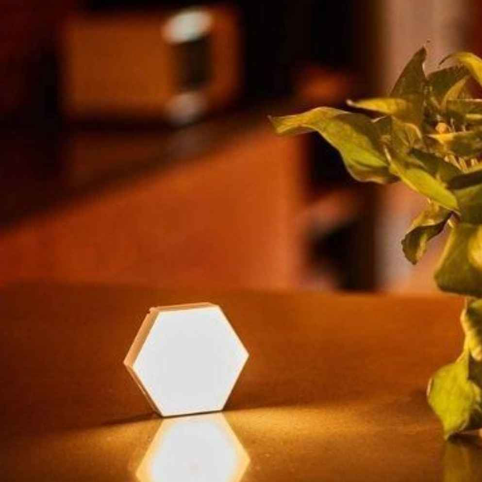 NoBlue nattlys med varmt ravlys uten blå bølgelengder plassert på en hylle
