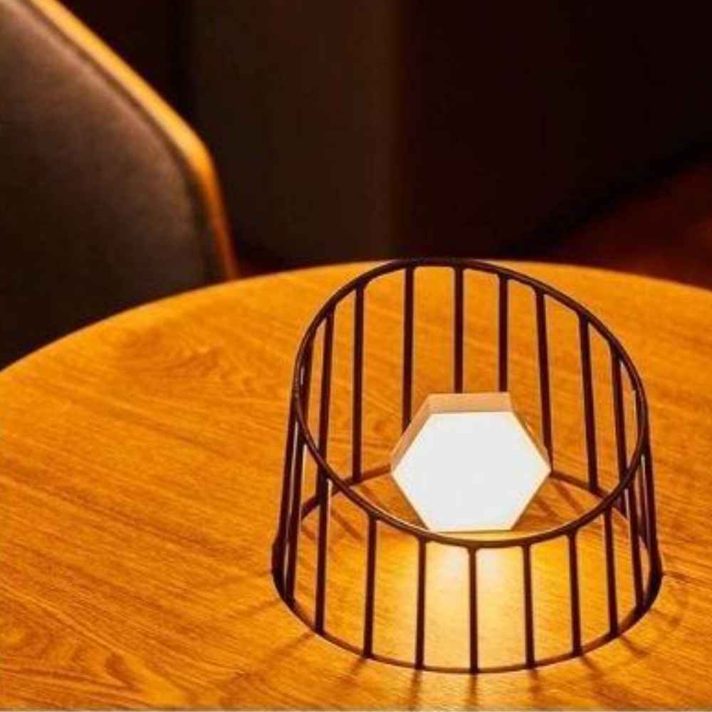 Oppladbart NoBlue nattlys uten blått lys plassert på et bord