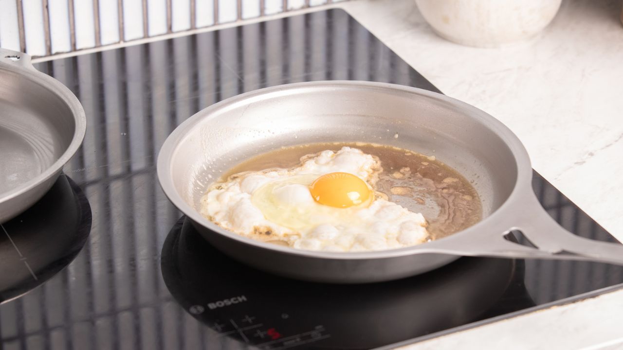 Last inn video: Stekt egg sklir lett av Solidteknics lettvekts rustfritt stål panne – demonstrasjon av naturlig non-stick effekt