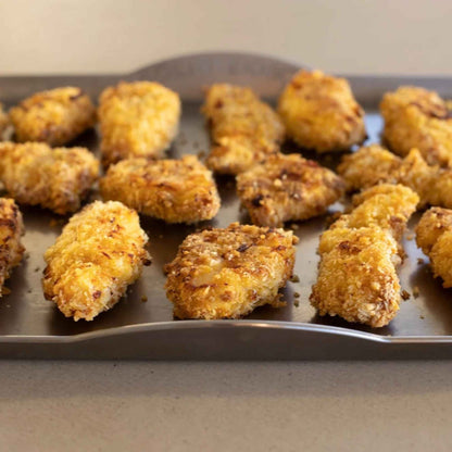 Sprøstekte kyllingbiter på nöni™ nikkelfritt og aluminiumsfritt bakebrett i rustfritt stål