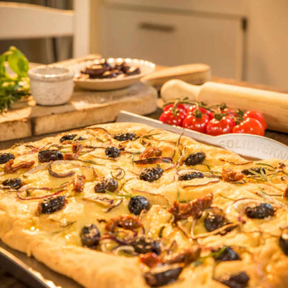 Focaccia bakt på nöni™ bakebrett i 3 mm nikkelfritt rustfritt stål med jevn gyllen stekeskorpe.