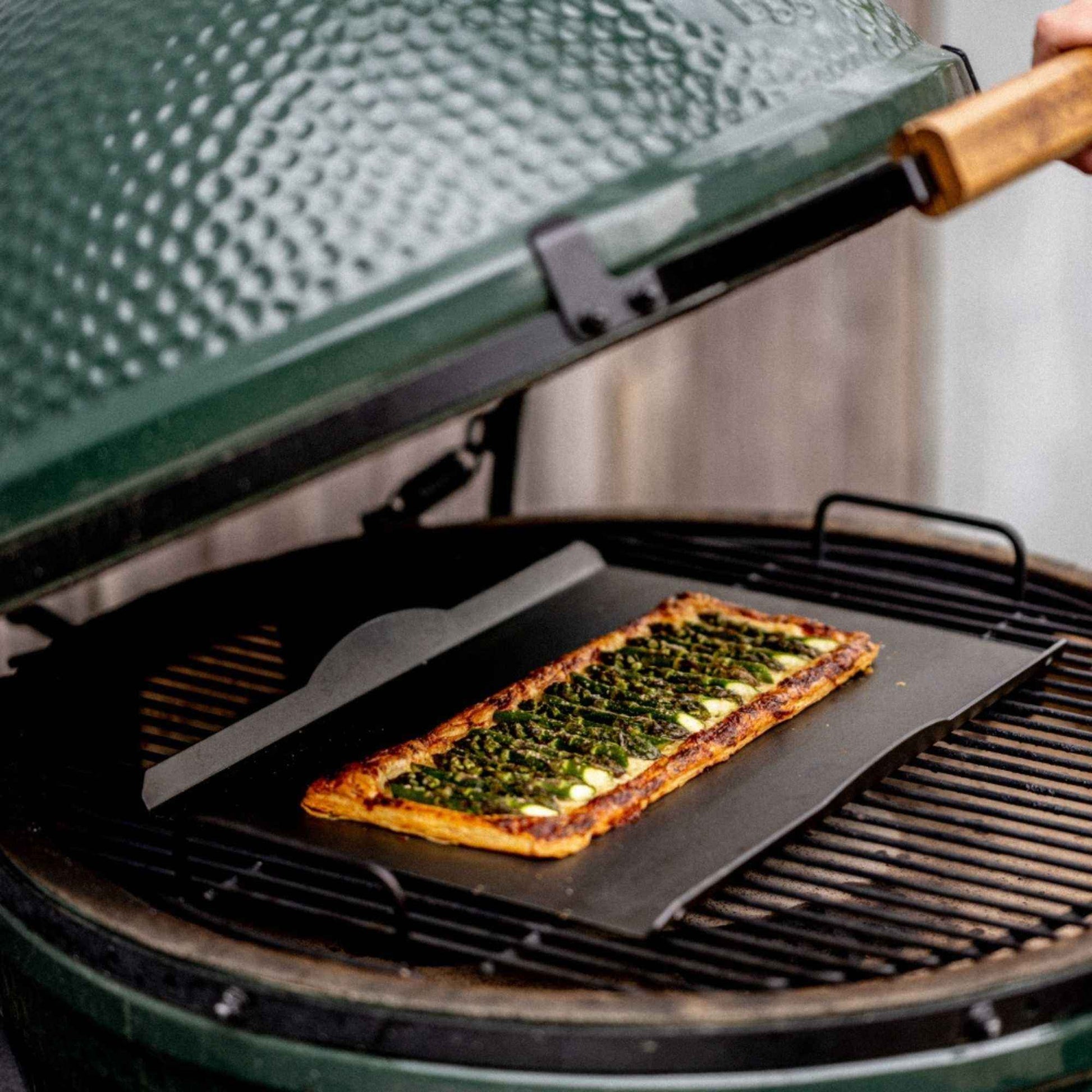 Pizza stekt på nöni™ bakebrett i 3 mm nikkelfritt rustfritt stål brukt på grill.