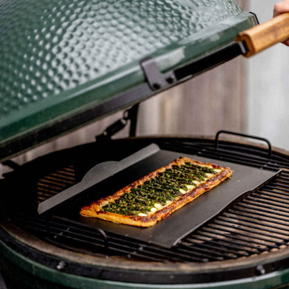 Pizza stekt på nöni™ bakebrett i 3 mm nikkelfritt rustfritt stål brukt på grill.