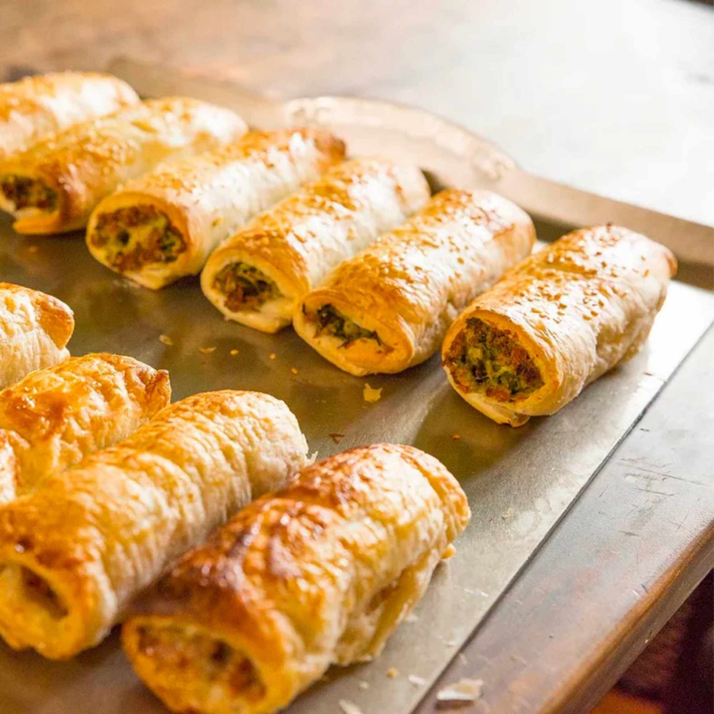 Sausage rolls stekt på nöni™ bakebrett i 3 mm nikkelfritt rustfritt stål med jevn gyllen stekeflate.