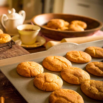 Småkaker bakt på nöni™ bakebrett i 3 mm nikkelfritt rustfritt stål med jevn gyllen stekeflate.