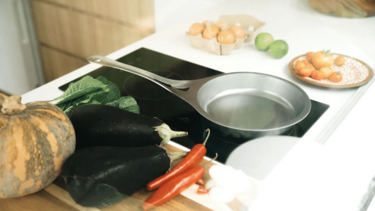nöni™-panne i rustfritt stål på induksjon, klar til steking av grønnsaker