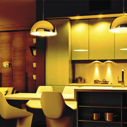 Varmt ravfarget kveldslys fra LED-pære over kjøkkenøy i moderne kjøkken