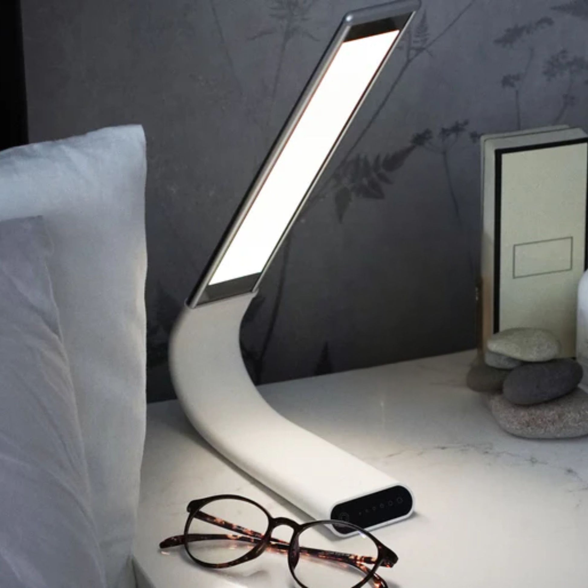 Oculamp justerbar LED-bordlampe plassert på nattbord