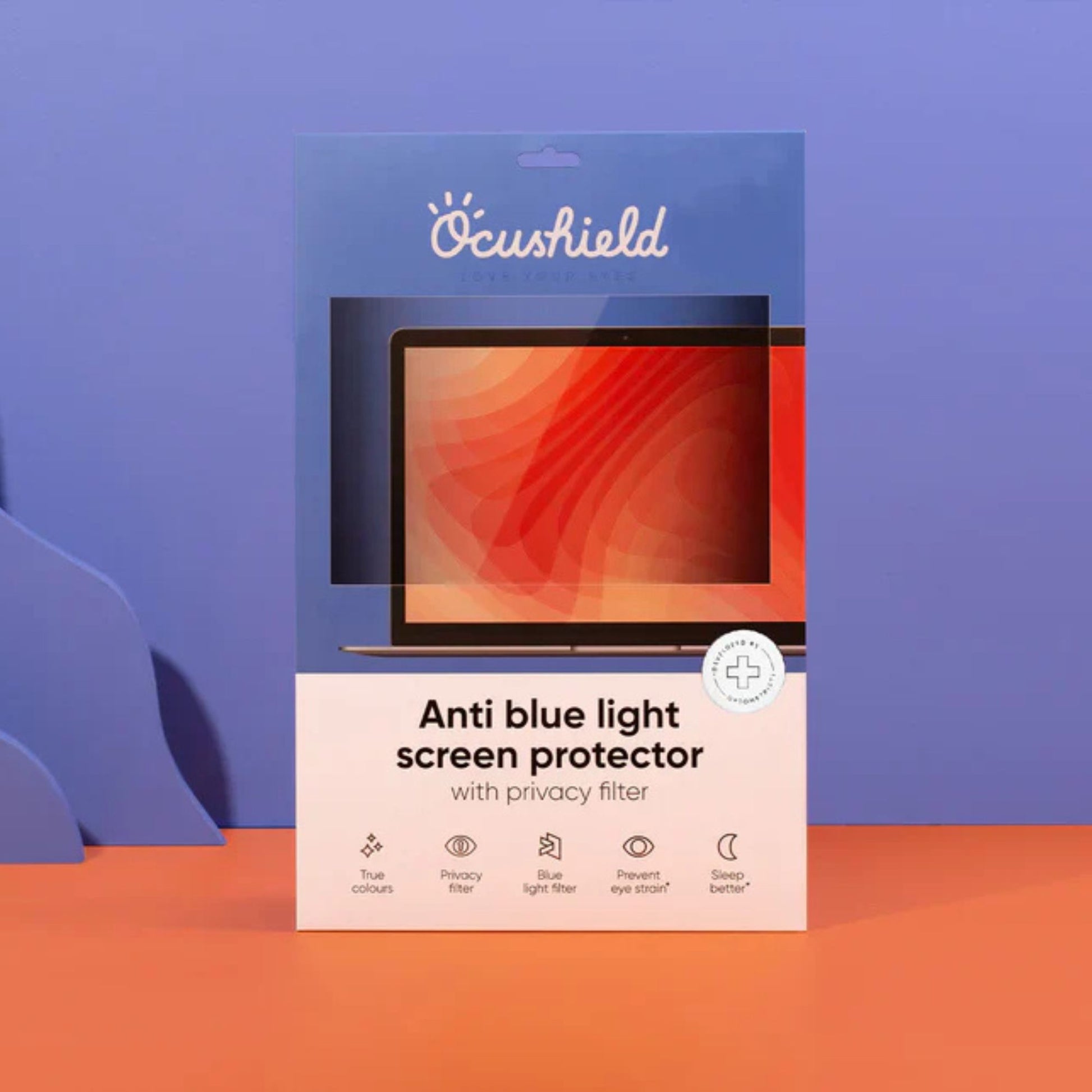Emballasje for Ocushield Anti-blålys og personvern skjermfilter til MacBook. Beskytter øynene mot blått lys og sikrer personvern uten å gå på kompromiss med skjermklarhet.
