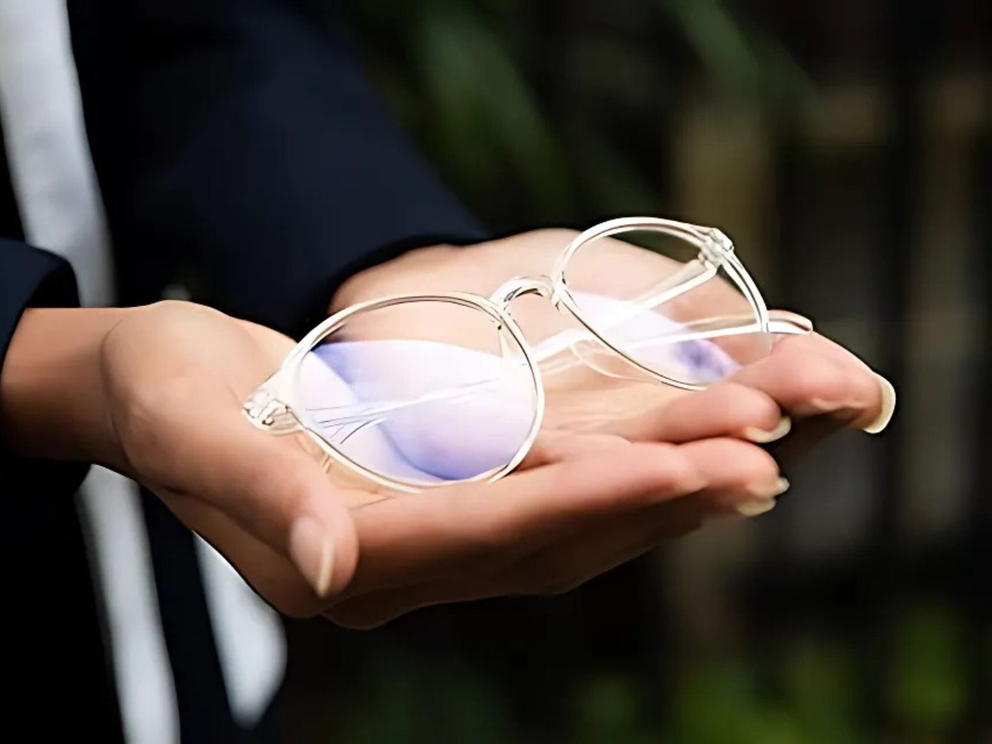 Ocushield Carson blålysbriller for dagtid med klart glass og gjennomsiktig innfatning, vist i hånd for å vise størrelse og design.