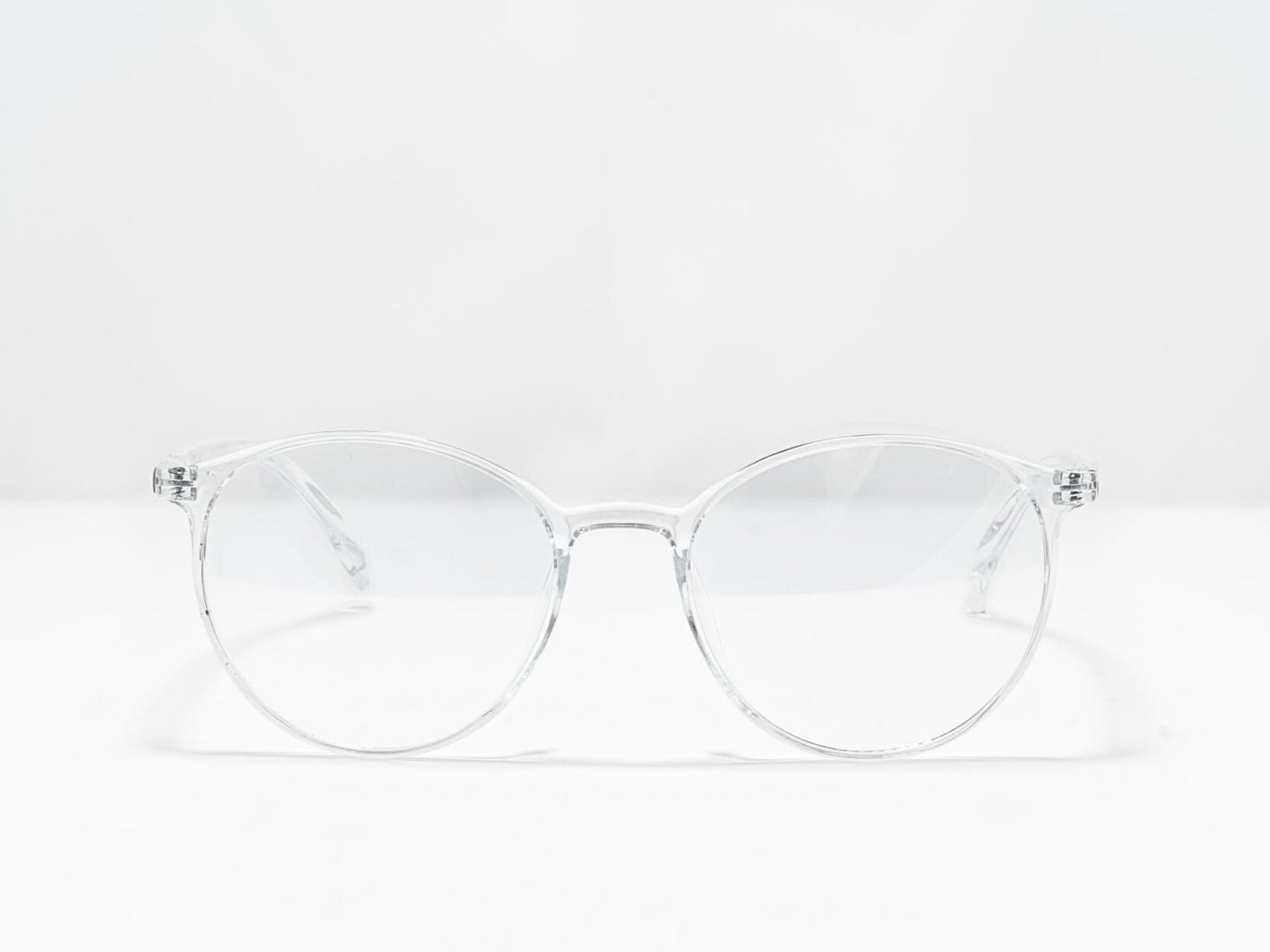 Ocushield blålysbriller for dagbruk med klart glass og gjennomsiktig innfatning som beskytter øynene mot blått lys fra skjerm og kunstig belysning.