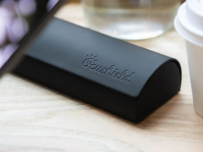 Svart brilleetui fra Ocushield med preget logo for praktisk oppbevaring av blålysbriller med stilren og beskyttende design