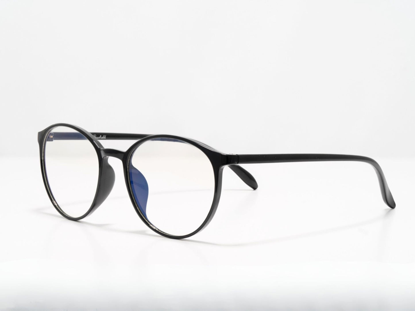 Ocushield Carson blålysbriller med sort innfatning og klare glass, sett fra siden på hvit bakgrunn