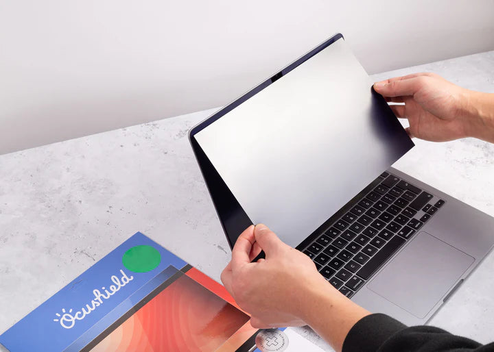 Montering av blålysfilter skjermbeskytter på MacBook fra Ocushield