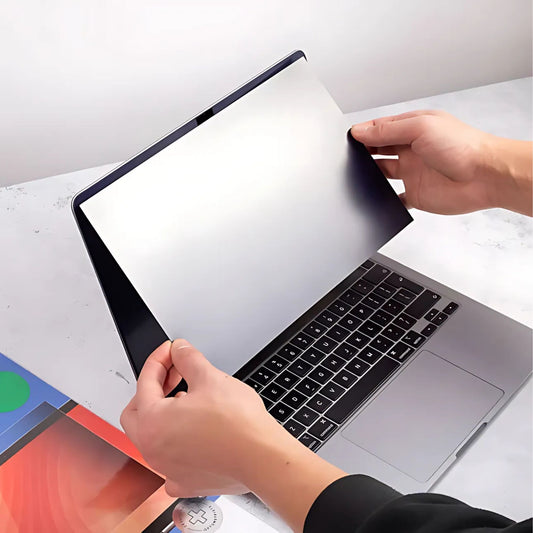 Instruksjonsbilde som viser steg-for-steg hvordan du enkelt påfører Ocushield anti-blålys og personvern skjermfilter på MacBook-skjermen uten luftbobler.