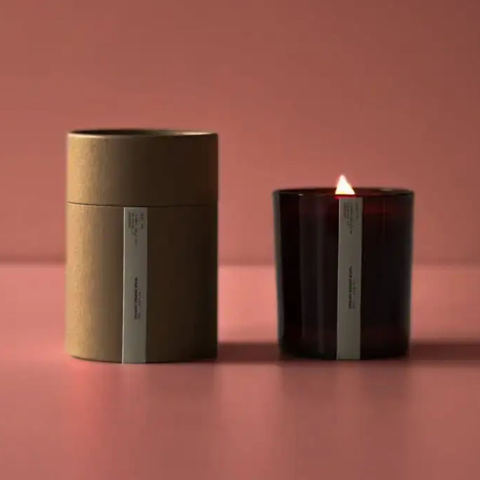 Naturlig og økologisk duftlys med søt appelsin og varme krydder, avbildet med esken i miljøvennlig design.