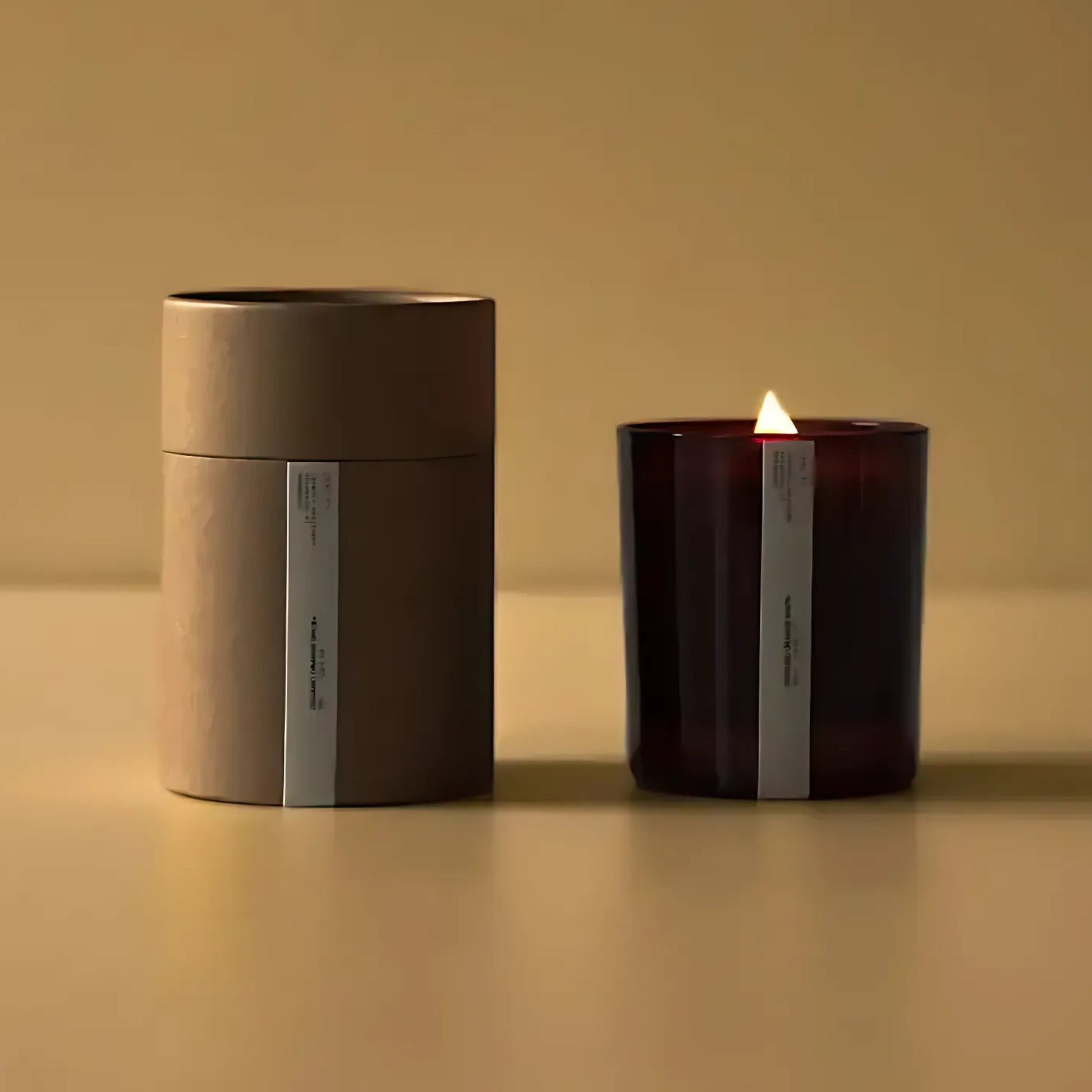 Økologisk bivokslys Citron+ fra Skär Organics – håndlaget duftlys med eteriske oljer av sitrongress, geranium og sedertre. Kommer i plastfri, resirkulerbar gaveeske.