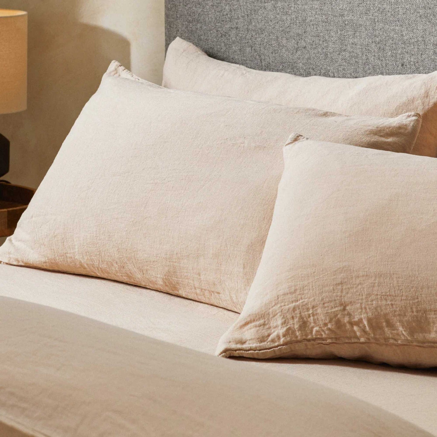 Økologiske putetrekk i lin og bomull fra Mariana-serien, i varme sandtoner for et rolig og naturlig soverom
