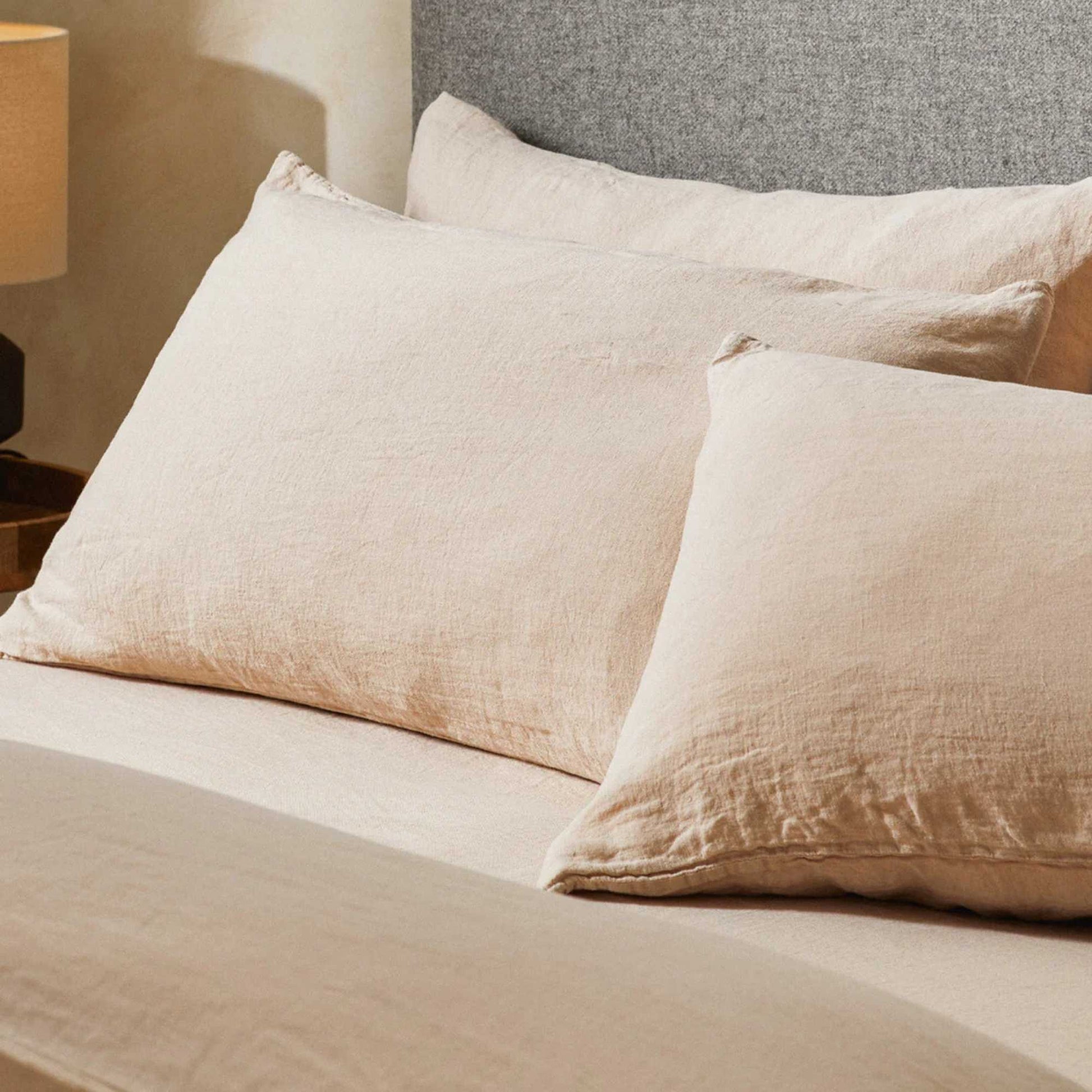 Økologiske putetrekk i lin og bomull fra Mariana-serien, i varme sandtoner for et rolig og naturlig soverom