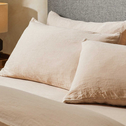 Økologiske putetrekk i lin og bomull fra Mariana-serien, i varme sandtoner for et rolig og naturlig soverom