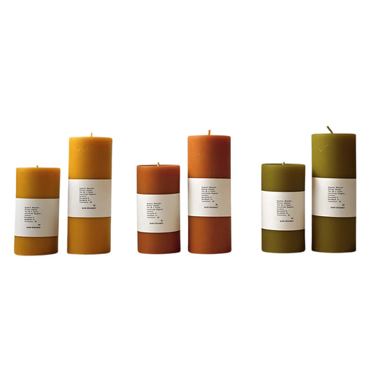 Tre kubbelys av økologisk bivoks i naturlige farger: natur, paprika-rust og grønn te. Hvert lys har en ubleket økologisk bomullsveke og brenner med et varmt, gyllent lys og en ren, naturlig duft.