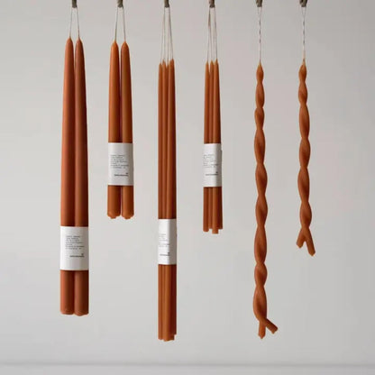 Håndlagde økologiske bivokslys i paprikafarge, lange kronelys i ulike former med naturlig voks og minimalistisk design