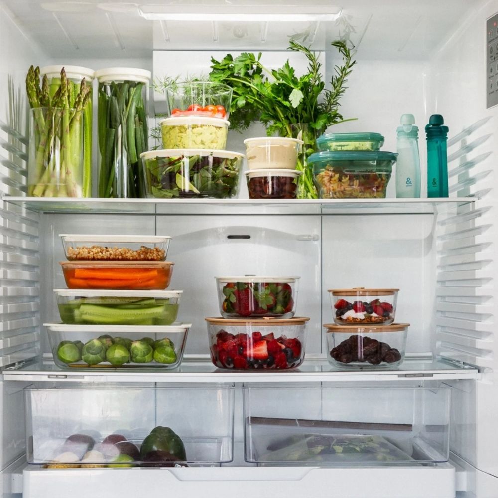 Organisert kjøleskap fylt med grønnsaker og mat i plastfrie glassbeholdere fra Seed & Sprout.