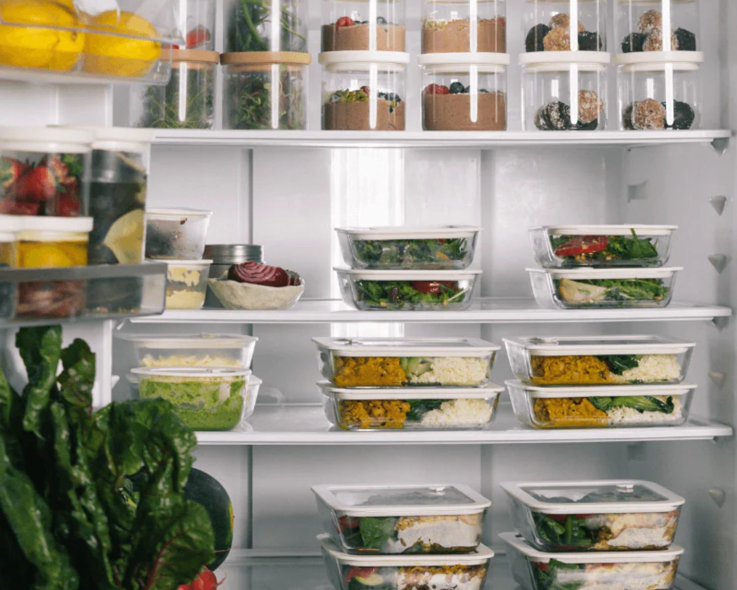Mat oppbevart i glassbokser i kjøleskap som del av plastfritt kjøkken og plast detox