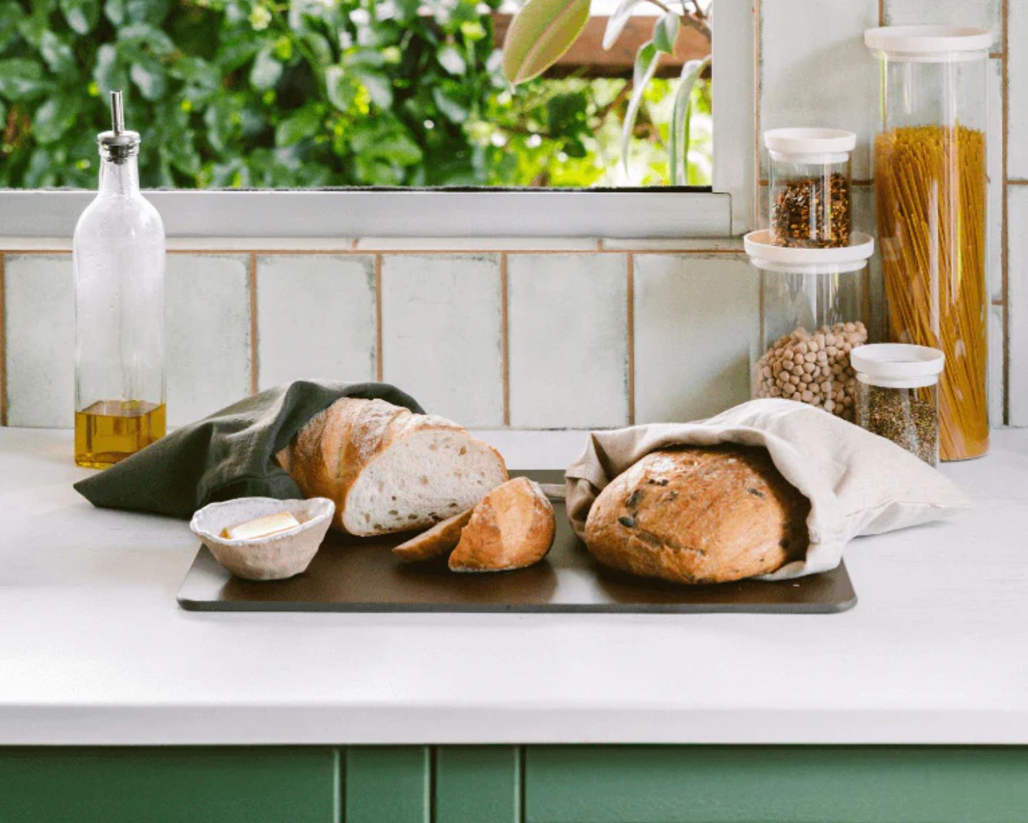 Brød oppbevart i linpose på kjøkkenbenk som alternativ til plast i et plastfritt kjøkken