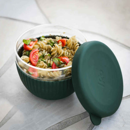 Matboks i borosilikatglass med pastasalat og lekkasjesikkert silikonlokk i fargen Moss fra Seed & Sprout.