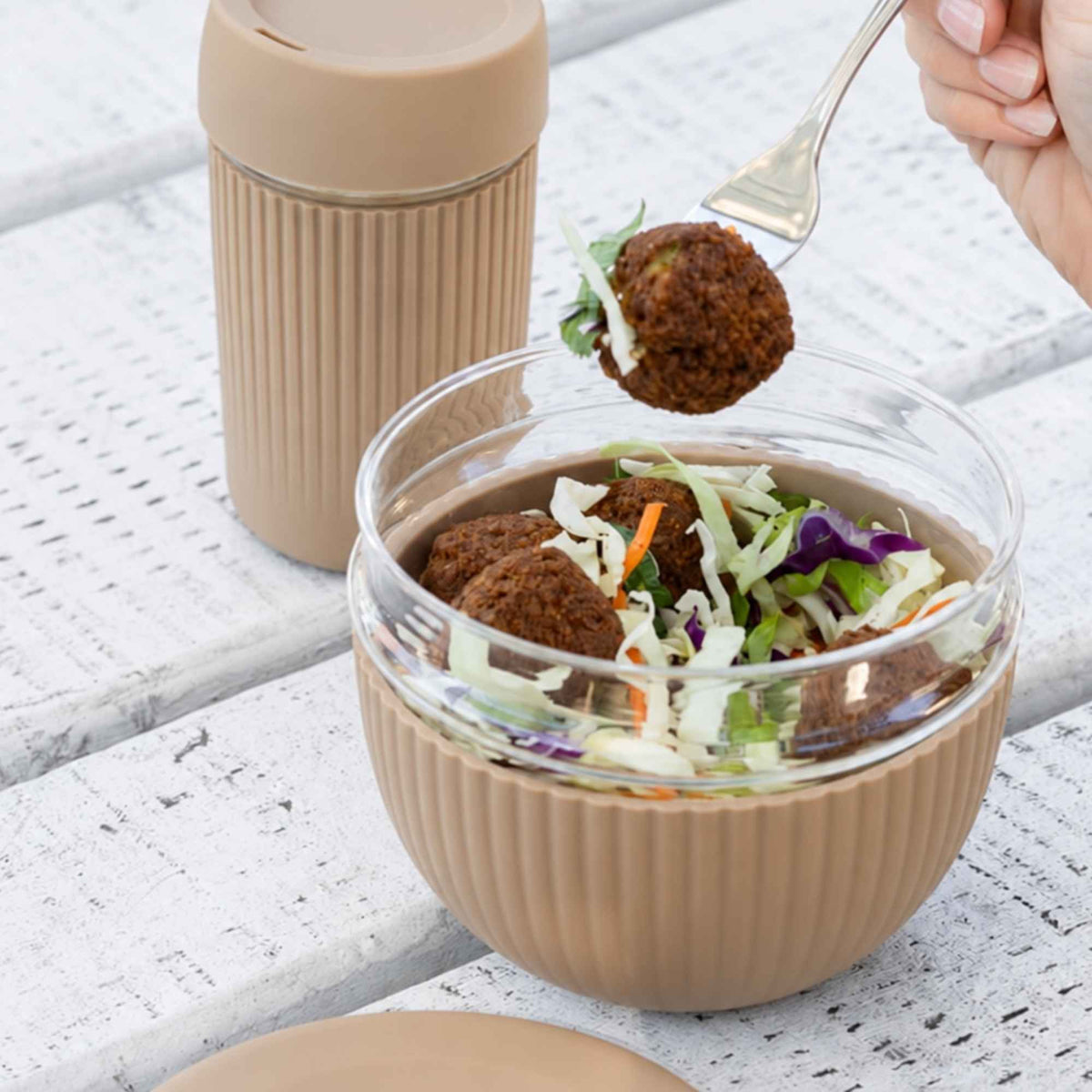 Matboks i borosilikatglass med salat og beskyttende silikon i fargen Praline, sammen med matchende drikkekopp.