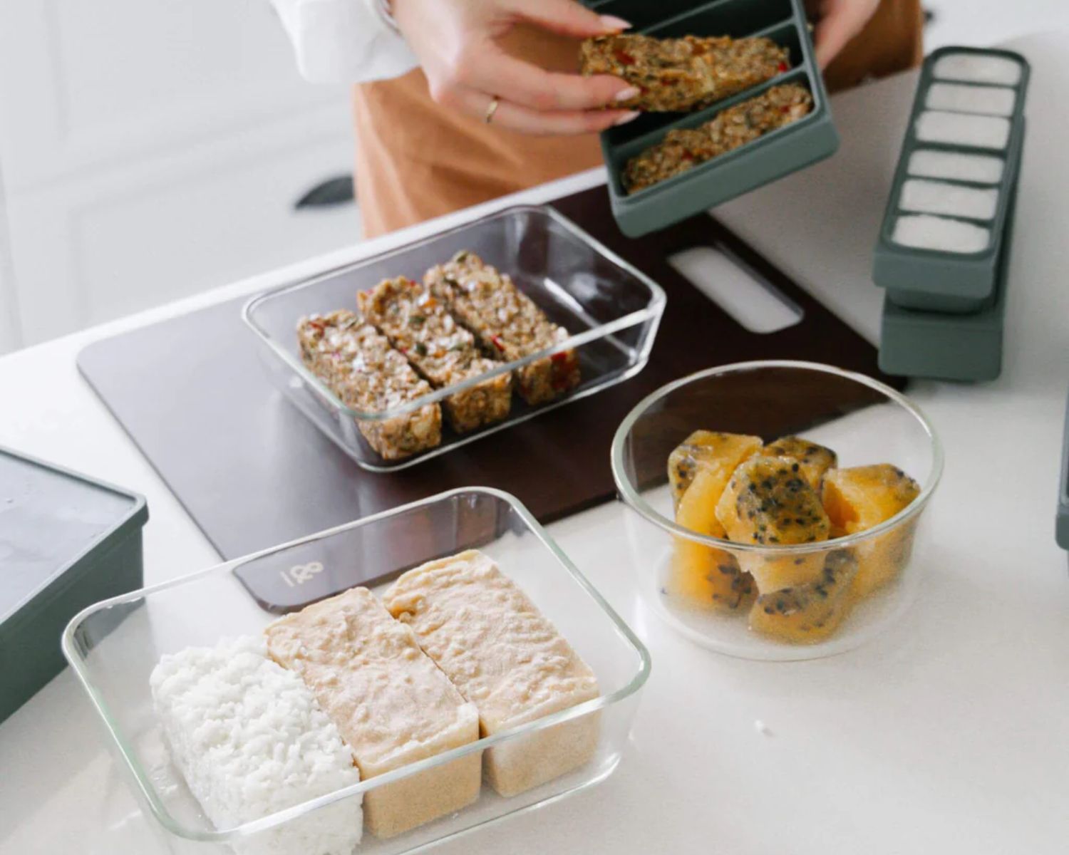 Mat lagret i glassbokser og silikonformer som del av plastfri matoppbevaring på kjøkkenet