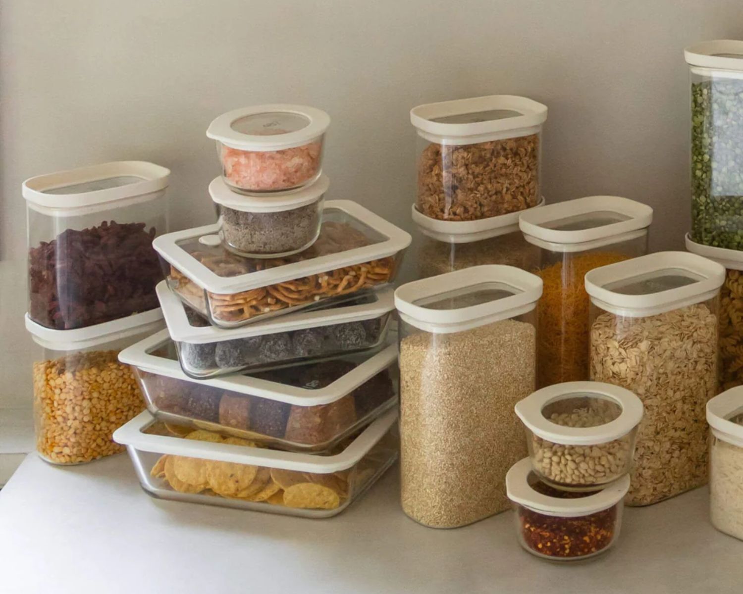 Tørre matvarer oppbevart i tette glassbeholdere som del av plastfri og organisert kjøkkenoppbevaring