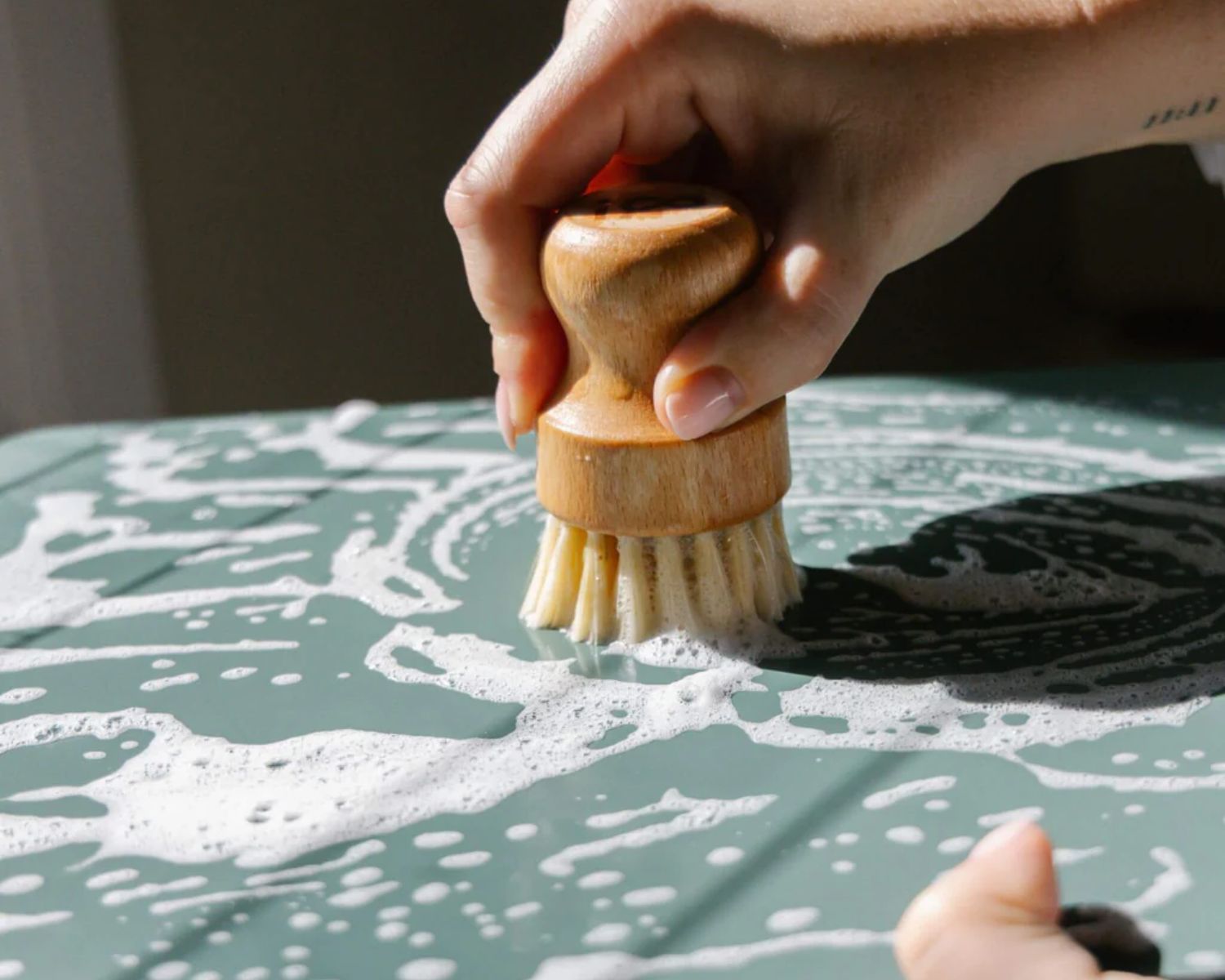 Rengjøring med naturlig oppvaskbørste som del av plastfri og giftfri kjøkkenrutine