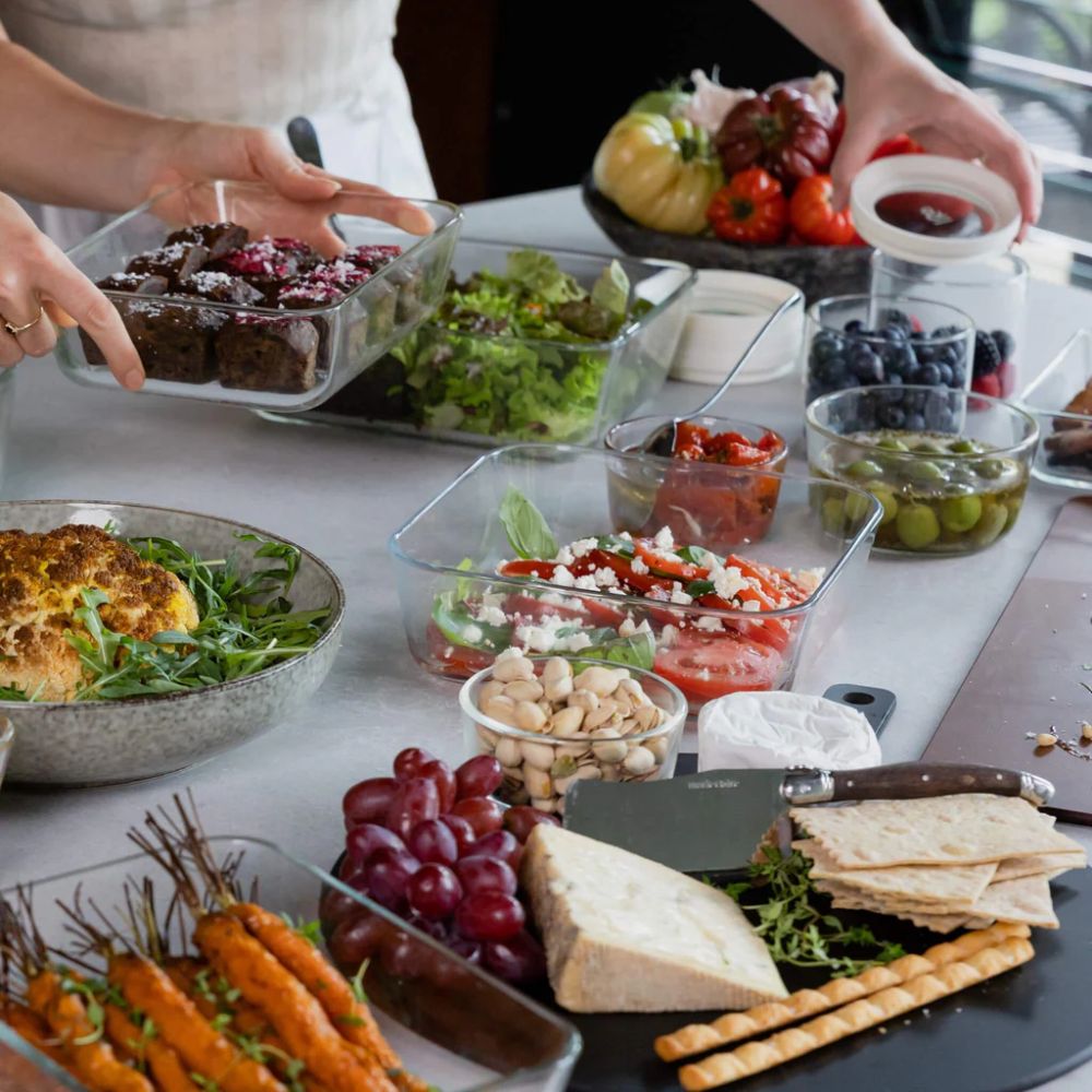Plastfrie glassbeholdere med glasslokk fra Seed & Sprout fylt med salater, frukt og mat til servering og oppbevaring på kjøkkenbenk.