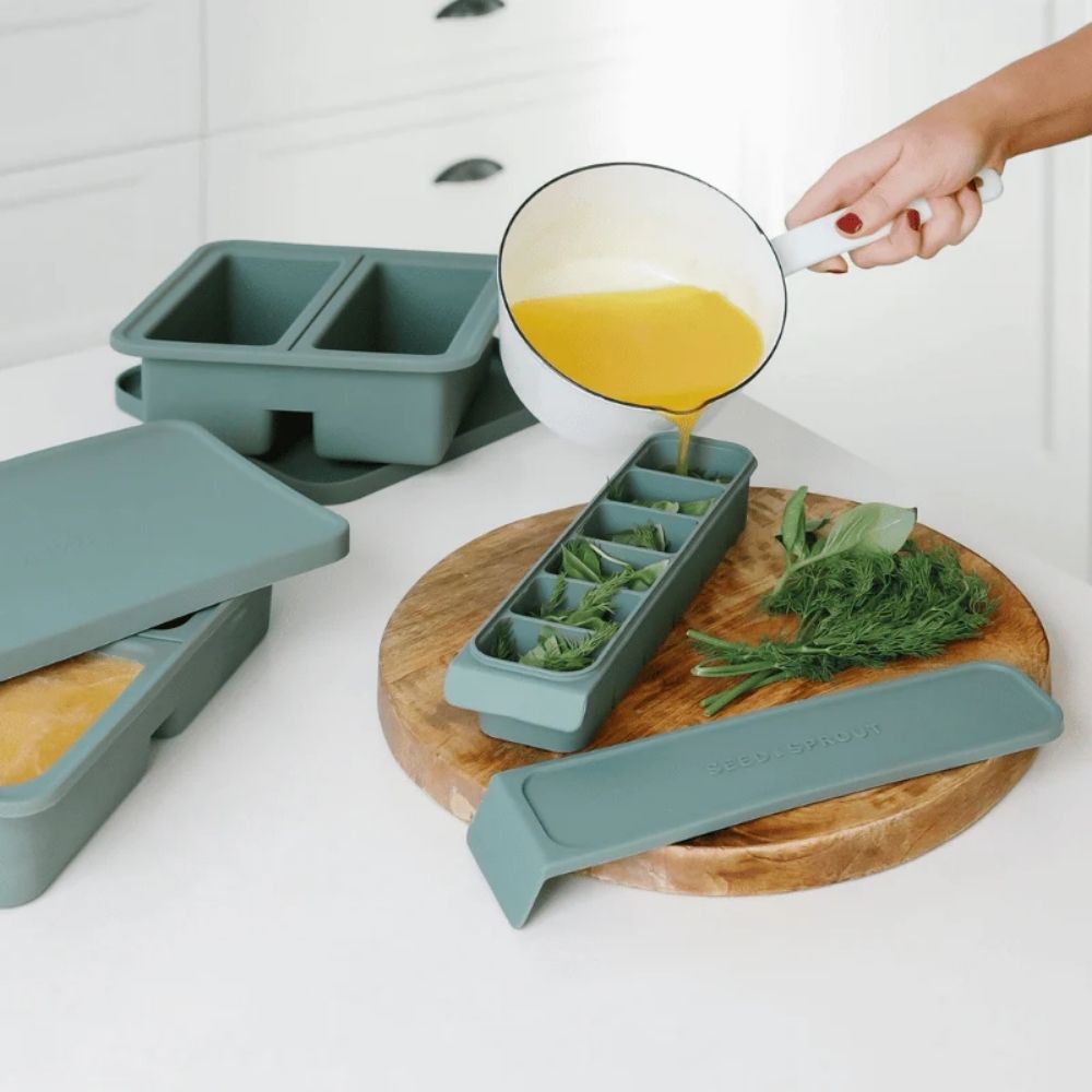 Kraft helles i en silikonfryseform med seks porsjoner à 50 ml, sammen med fryseformer i flere størrelser i fargen Eucalyptus.