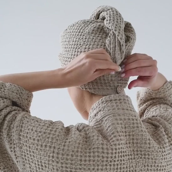 Video som viser hvordan man bruker et hårhåndkle i 100 % lin i beige – absorberer vann skånsomt, reduserer tørketid og beskytter håret, laget av bærekraftige materialer.