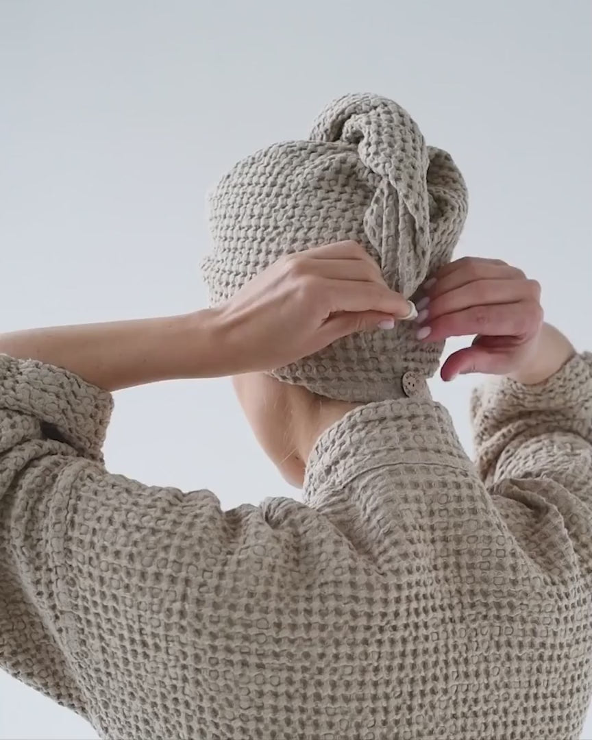 Video som viser hvordan man bruker et hårhåndkle i 100 % lin i beige – absorberer vann skånsomt, reduserer tørketid og beskytter håret, laget av bærekraftige materialer.