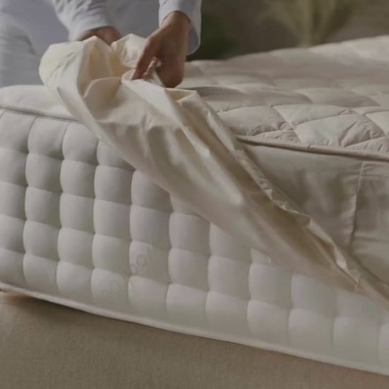 Video som viser Woolroom Deluxe vaskbar ull madrassbeskytter med temperaturregulering og beskyttelse for madrassen, laget av britisk ull og økologisk bomull. Passer godt for varme madrasser som memory foam og latex.