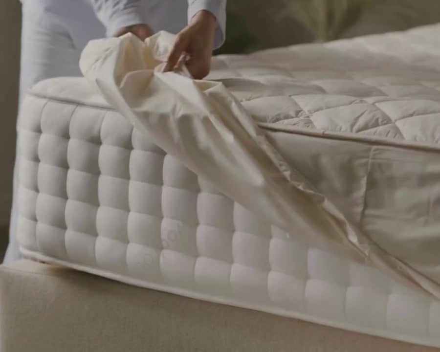 Video som viser Woolroom Deluxe vaskbar ull madrassbeskytter med temperaturregulering og beskyttelse for madrassen, laget av britisk ull og økologisk bomull. Passer godt for varme madrasser som memory foam og latex.