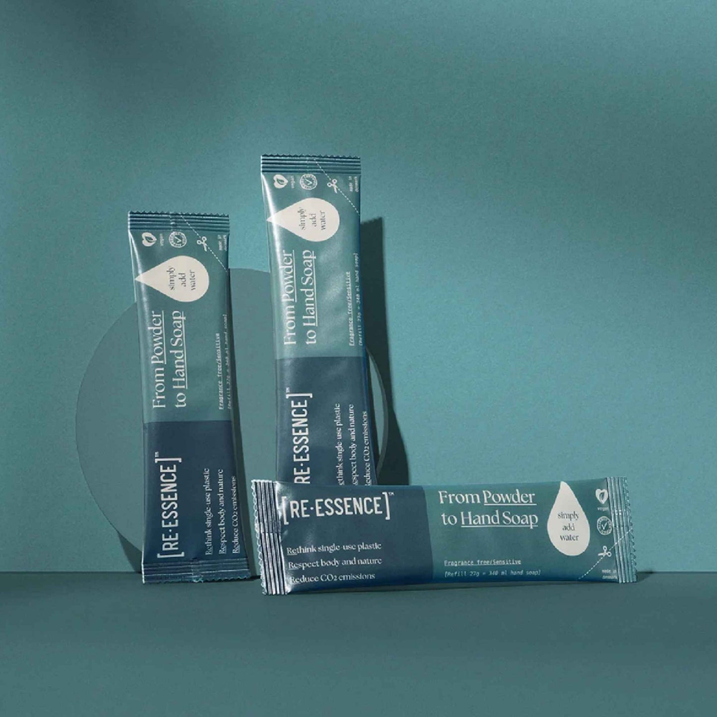 Tre RE·ESSENCE pulverrefiller til parfymefri håndsåpe med AllergyCertified-sertifisering.