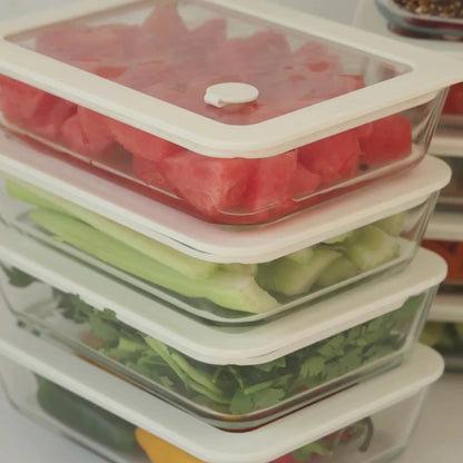 Stablede rektangulære glassbeholdere med hvite glasslokk fylt med vannmelon, selleri og ferske grønnsaker. Plastfritt oppbevaringssett i borosilikatglass fra Seed & Sprout.